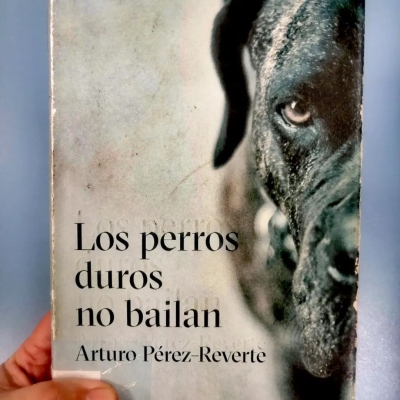 LOS PERROS DUROS NO BAILAN de Arturo Pérez Reverte