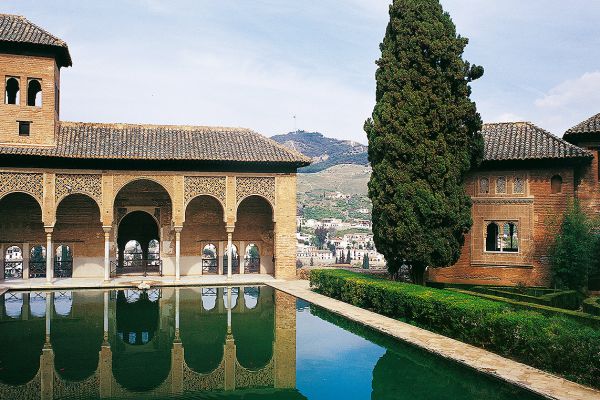 SIGNIFICADO DE LAS ALBERCAS FRENTE A LOS PALACIOS D LA ALHAMBRA