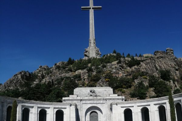 ¿Es viable que un monumento franquista como EL VALLE DE CUELGAMUROS permanezca en pie?